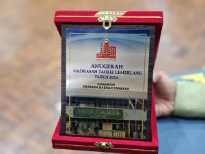 Anugerah Madrasah Tahfiz Cemerlang 2024 kepada Maahad Tahfiz al-Quran al-Muhammadi, Tangkak Johor.