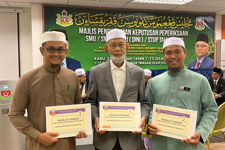 Penyampaian sijil penghargaan kepada wakil dan pengurusan institusi tahfiz dalam majlis rasmi.