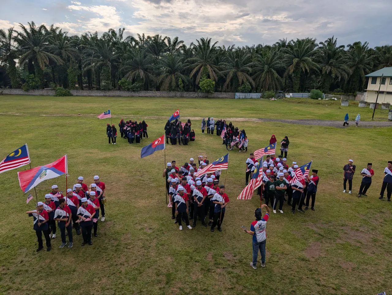 Pelajar tahfiz mengikuti aktiviti luar dan latihan berpasukan di padang.