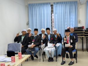 Pelajar tahfiz lelaki menghadiri sesi pembelajaran dan perbincangan di dalam kelas.
