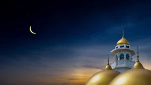 Awal Muharram dan Maal Hijrah dengan pemandangan bulan sabit dan kubah masjid pada waktu senja
