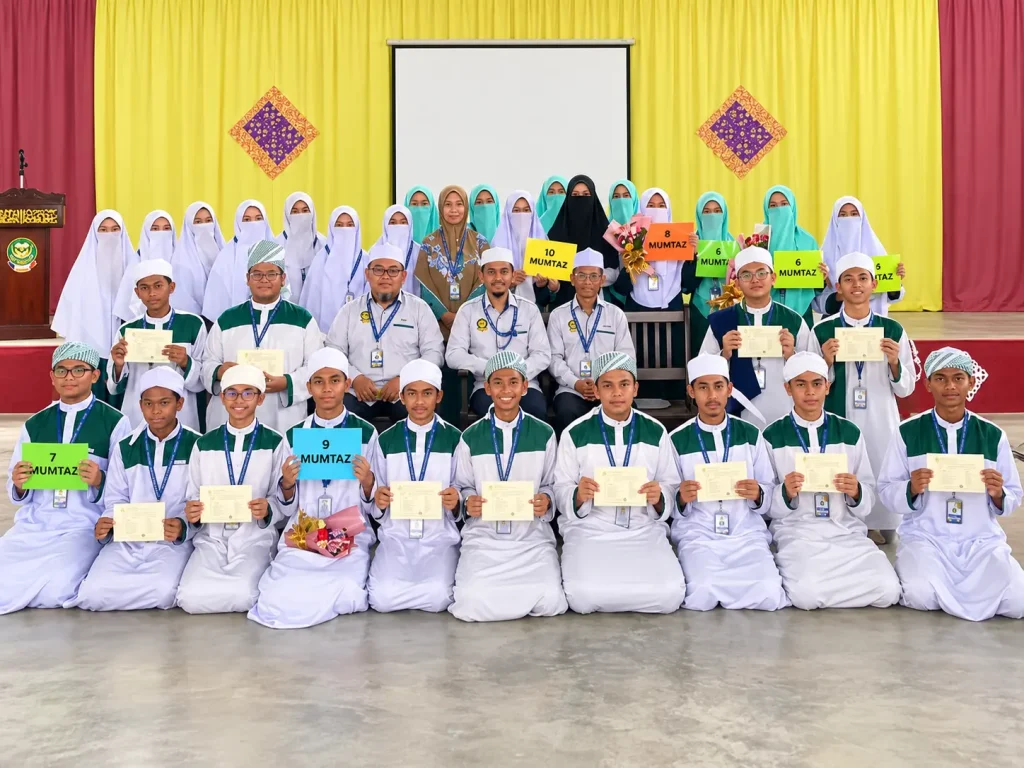 Pelajar tahfiz bersama guru dalam majlis pencapaian akademik dan hafazan